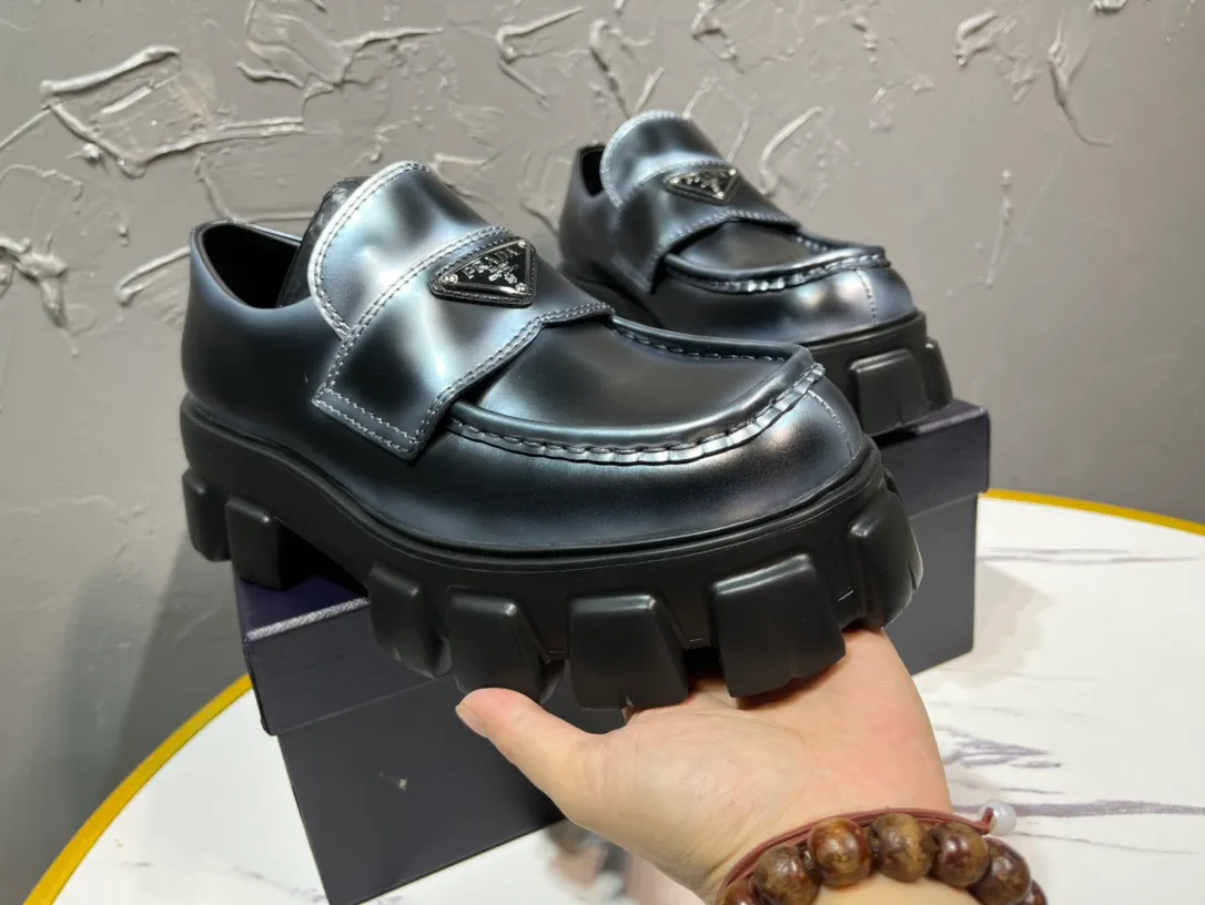 Men's shoes 💰820💰 🔥🔥🔥 Upgraded version of the 2025 new Prada Prada triangular enamel logo, spray-painted two-color round-head loafers, developed one-to-one with the original version, privately opened the outsole one-to-one, the fabric is made of imported open edge beads, lining cowhide, foot-pad cowhide, sole height 5cm, original rubber foam sole, code number 39-46